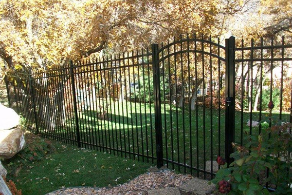 Porta preta da cerca da passagem do metal para casa de campo/jardim/pátio/casa