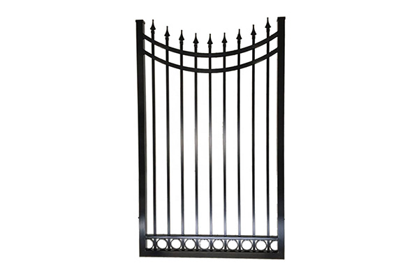 Porta preta da cerca da passagem do metal para casa de campo/jardim/pátio/casa