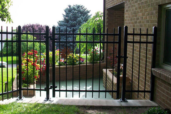 Porta preta da cerca da passagem do metal para casa de campo/jardim/pátio/casa